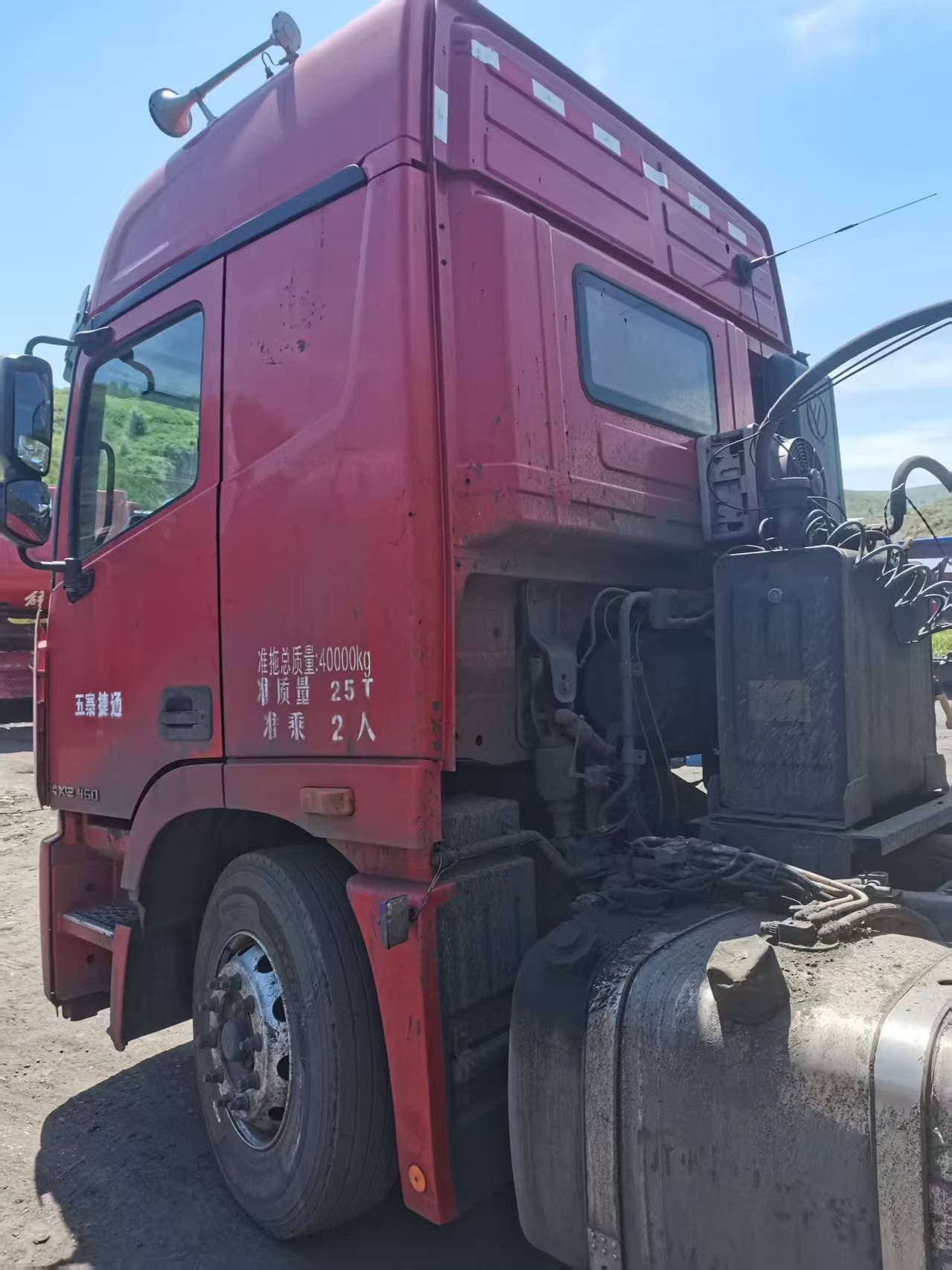 Used HOWO Sinotruk 6x4 tractor head red