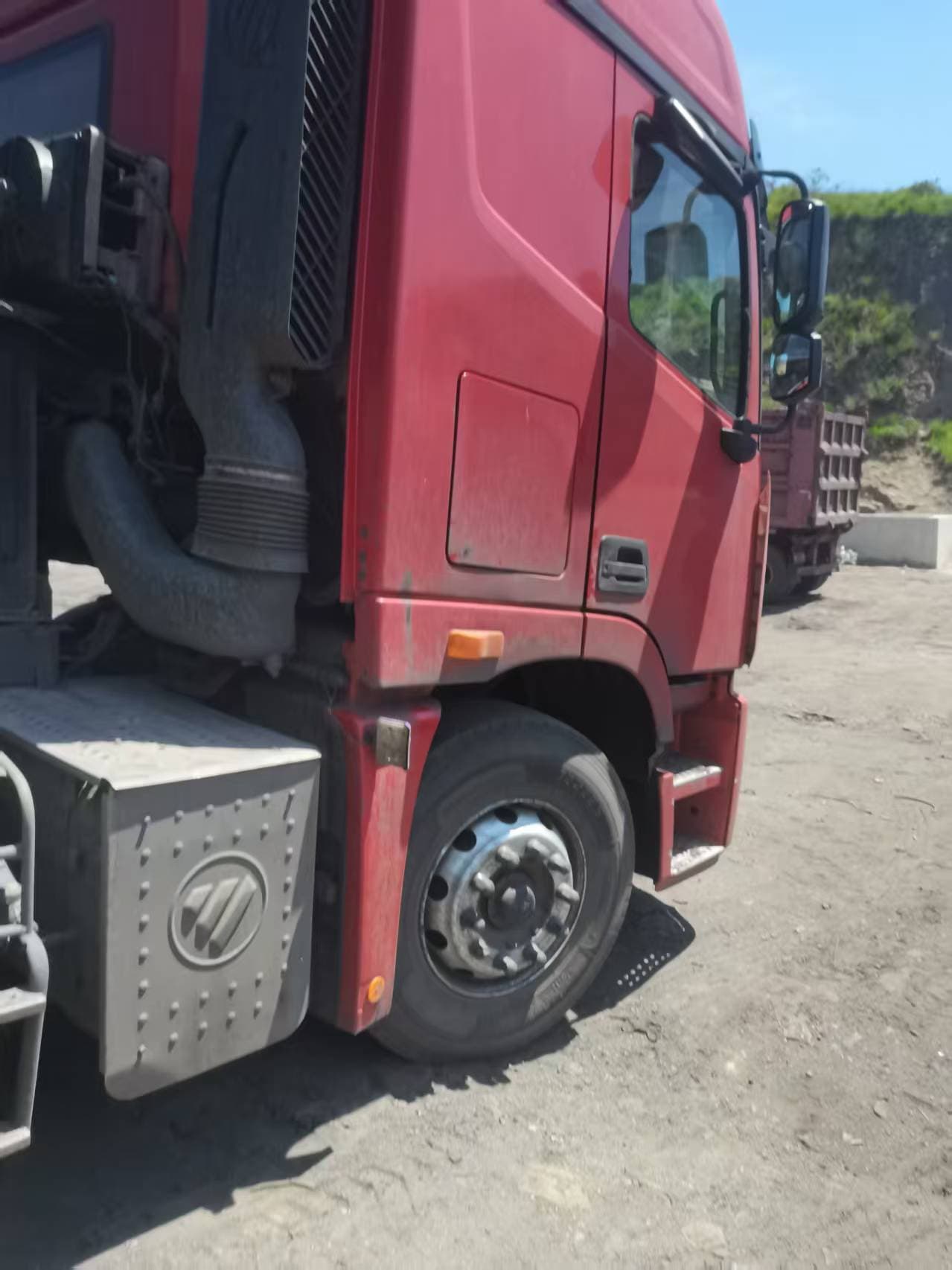 Used Chinese tractor head 2